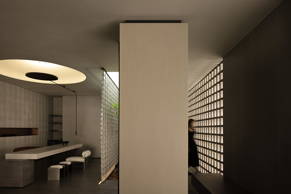 Curved walls and cave-like holes form I.T CERAMICHE Headquarters by Foshan Topway Design