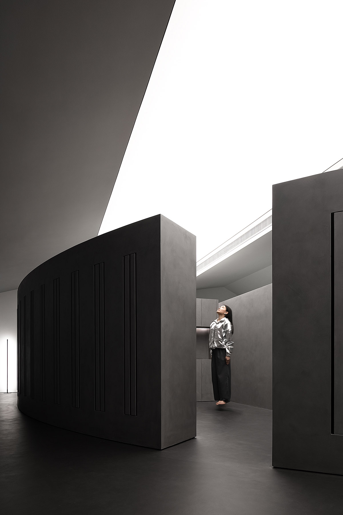 AD ARCHITECTURE creates artistic paint showroom with with irregular geometric lines in China
