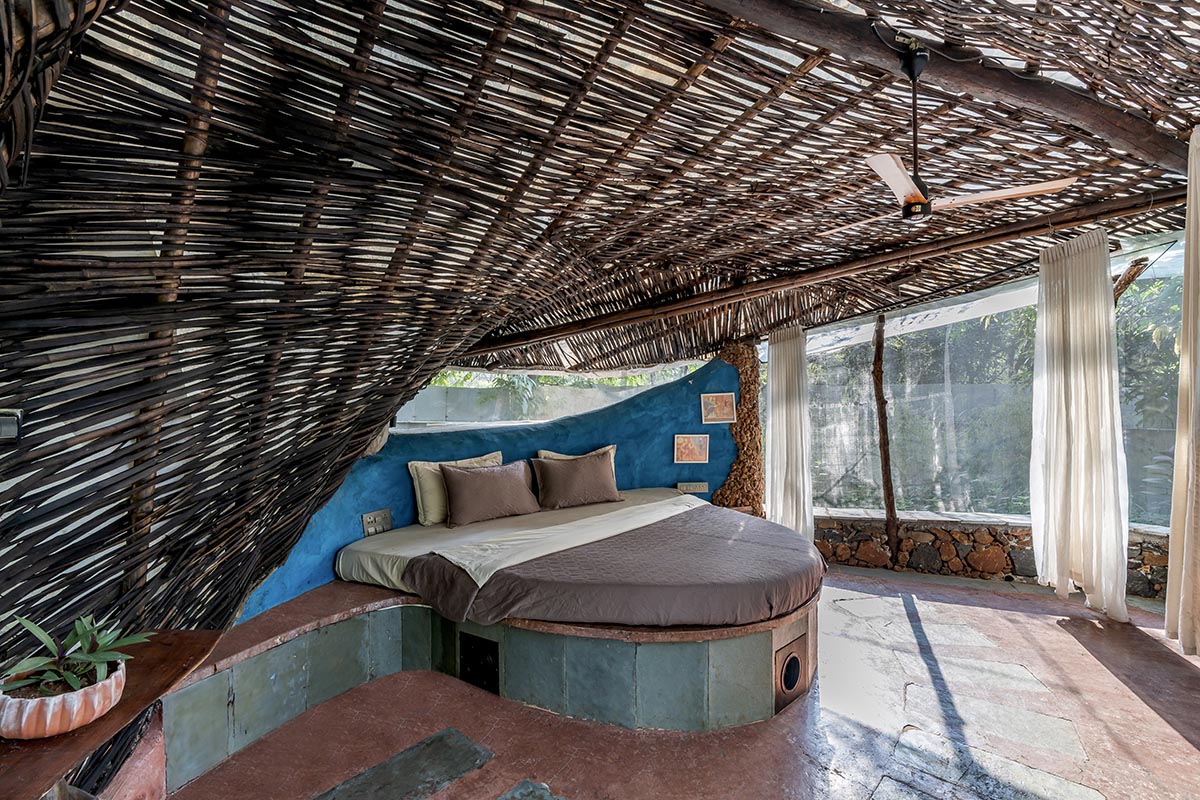 Blurring Boundaries built biophilic farmhouse made of organic and curved walls near Mumbai