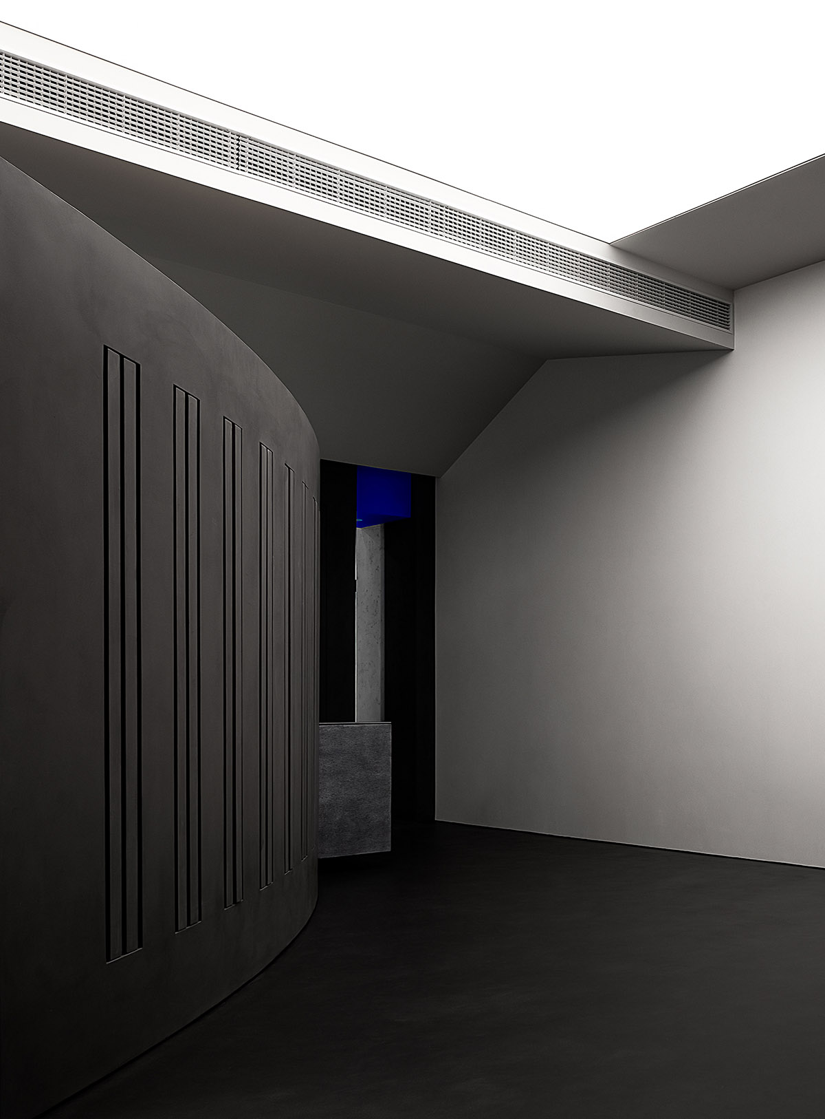 AD ARCHITECTURE creates artistic paint showroom with with irregular geometric lines in China