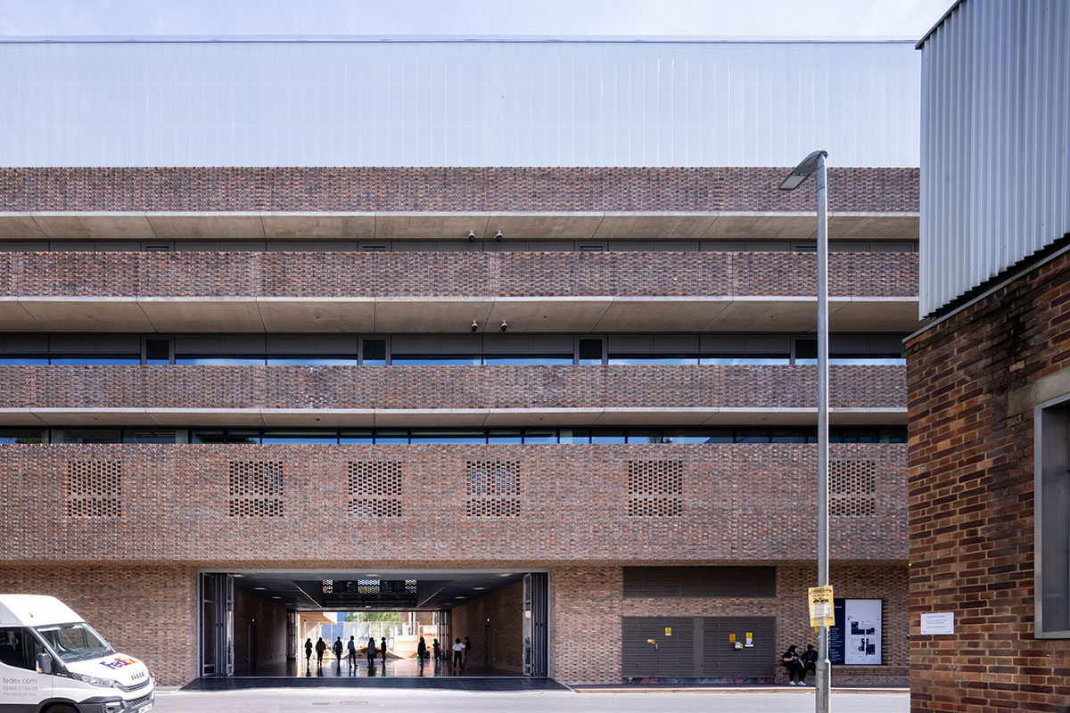 Herzog & de Meuron завершает строительство нового кампуса Королевского колледжа искусств в Баттерси, Лондон