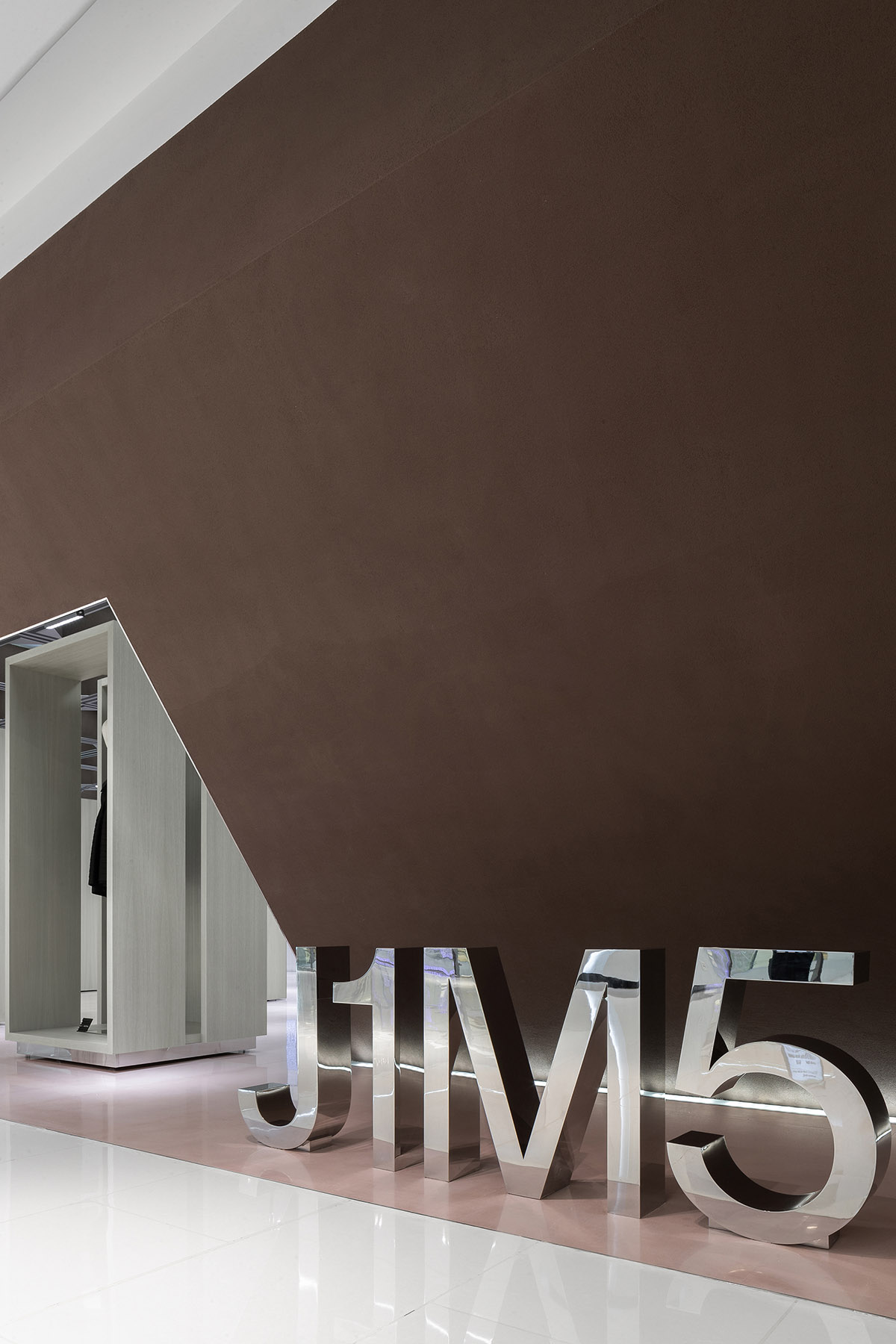 Interiors of boutique feature changeable structural systems generating different catwalk routes