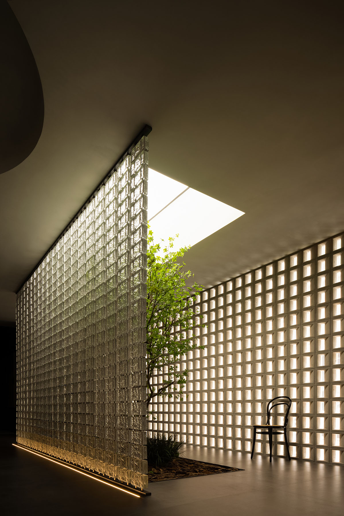 Curved walls and cave-like holes form I.T CERAMICHE Headquarters by Foshan Topway Design