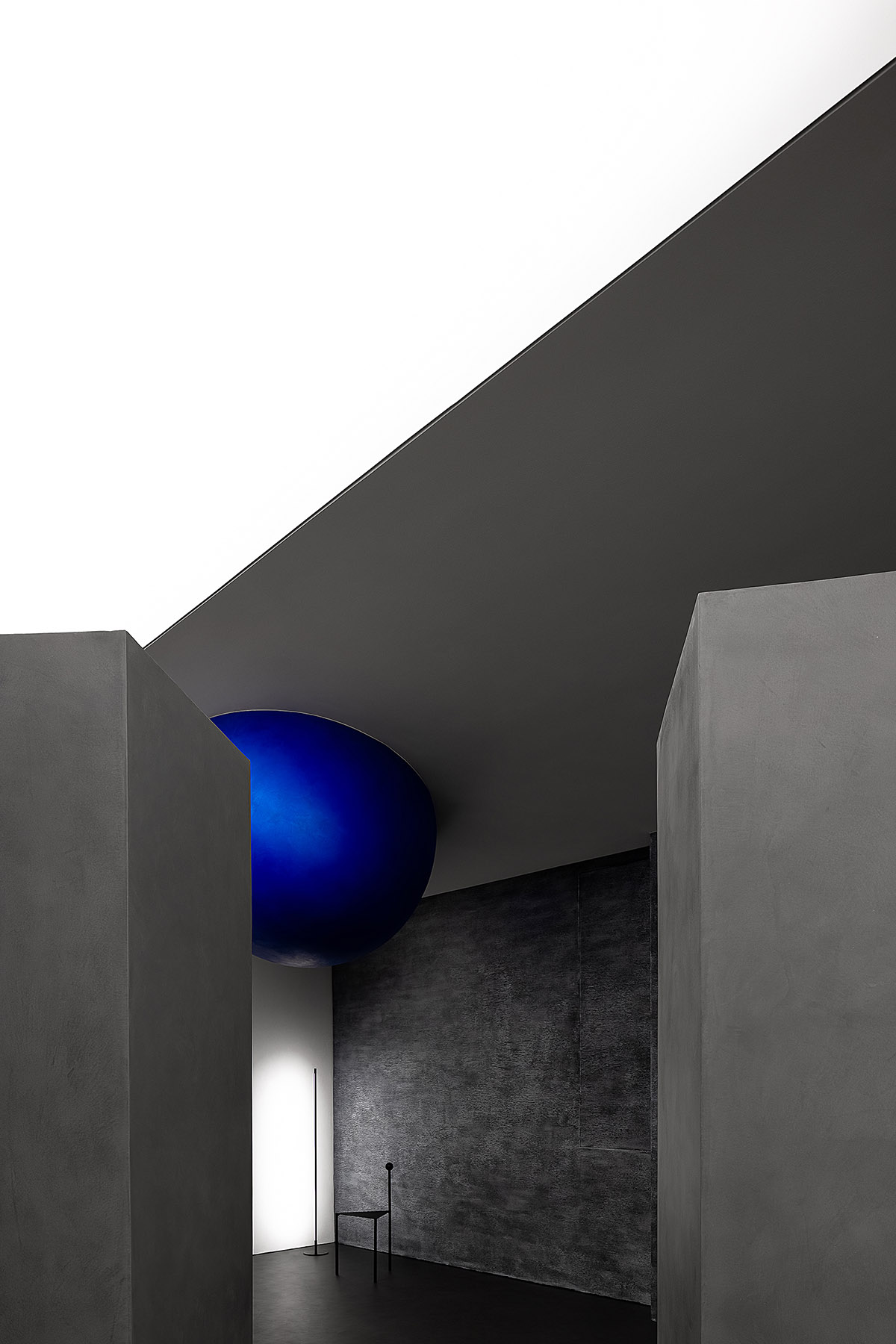 AD ARCHITECTURE creates artistic paint showroom with with irregular geometric lines in China