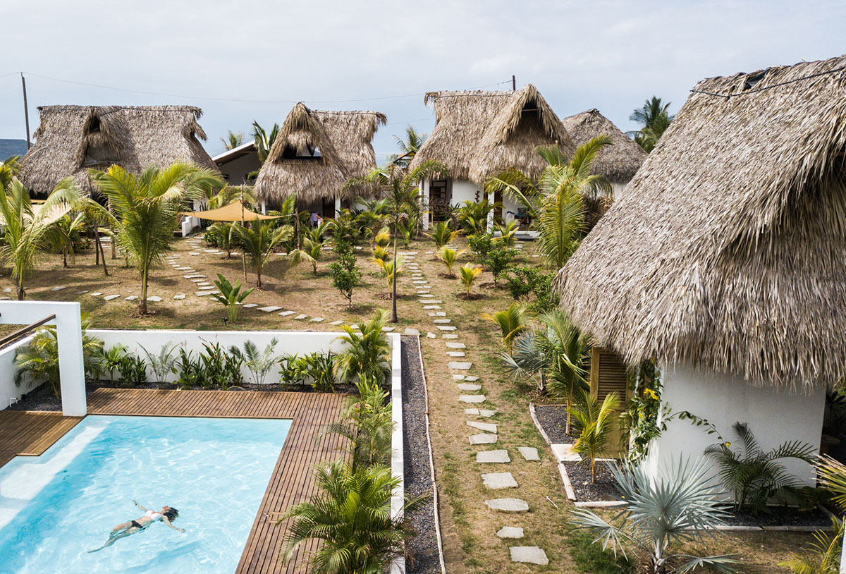This new boutique hotel proposes warm environment with thatched roofs on Pacific Coast of Guatemala