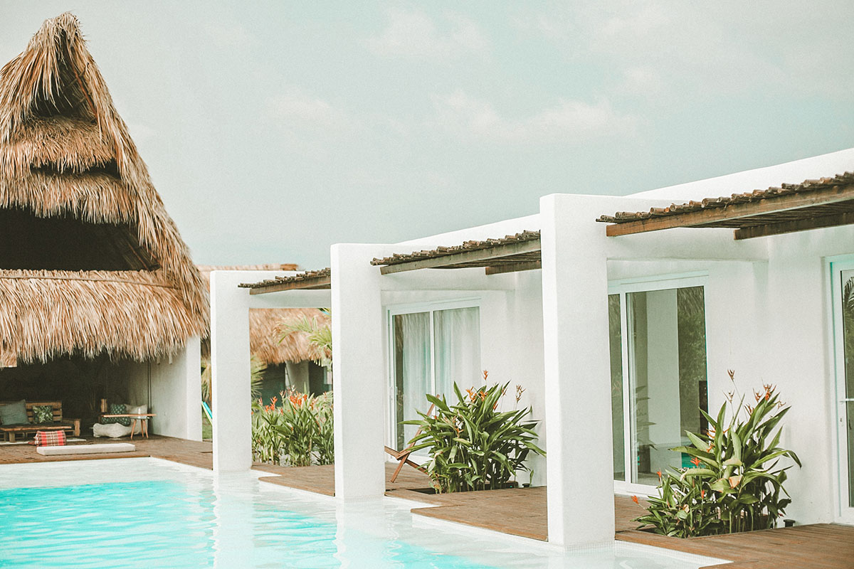 This new boutique hotel proposes warm environment with thatched roofs on Pacific Coast of Guatemala