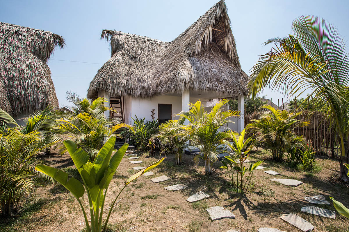 This new boutique hotel proposes warm environment with thatched roofs on Pacific Coast of Guatemala