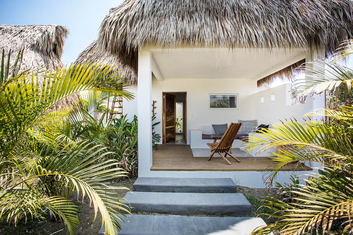 This new boutique hotel proposes warm environment with thatched roofs on Pacific Coast of Guatemala