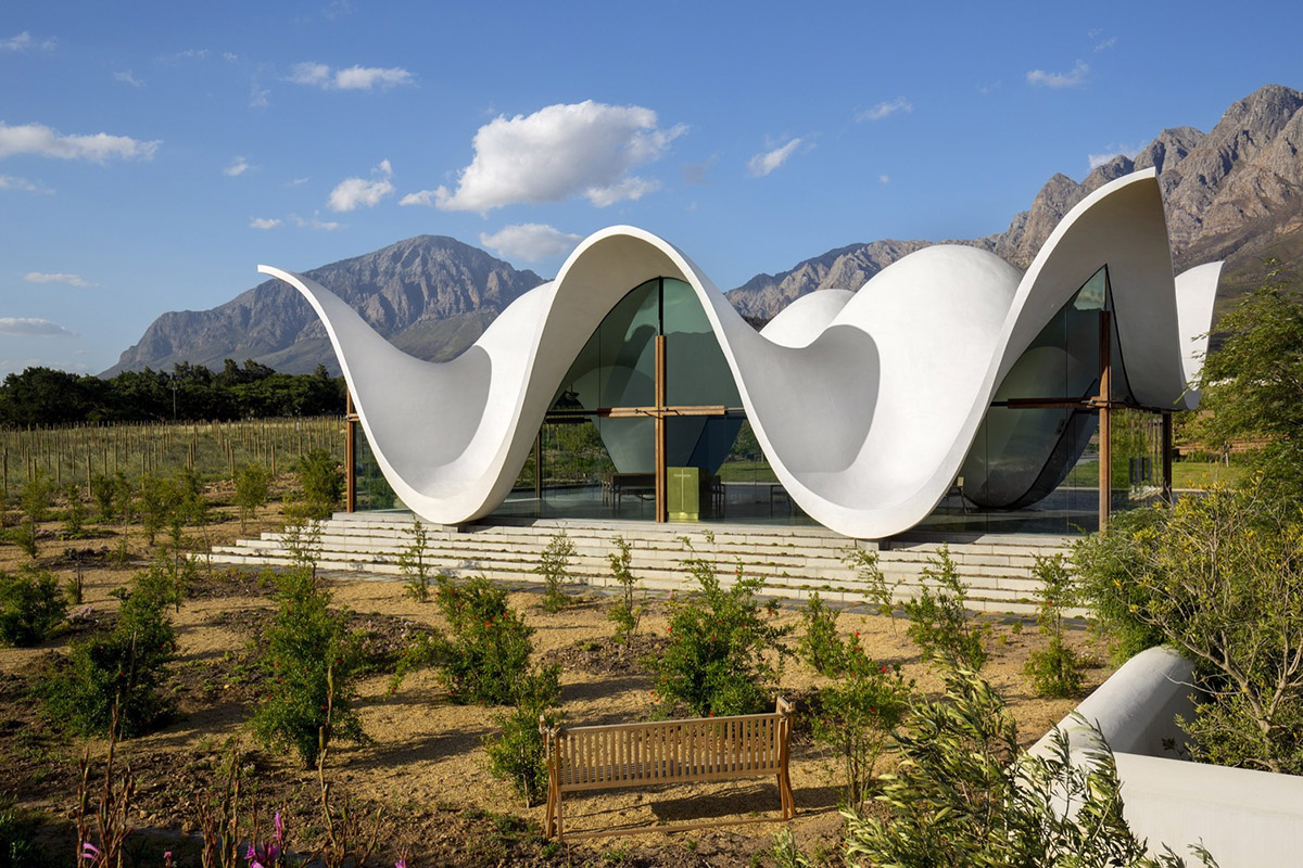 Steyn Studio’s Bosjes Chapel glides on Cape Town valley with its smooth undulating canopy