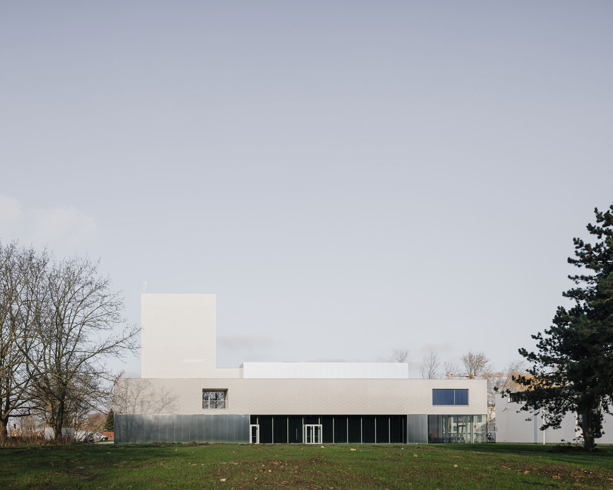 TRANS architectuur I stedenbouw and V+ complete theatre with glazed and matt white stones in Belgium