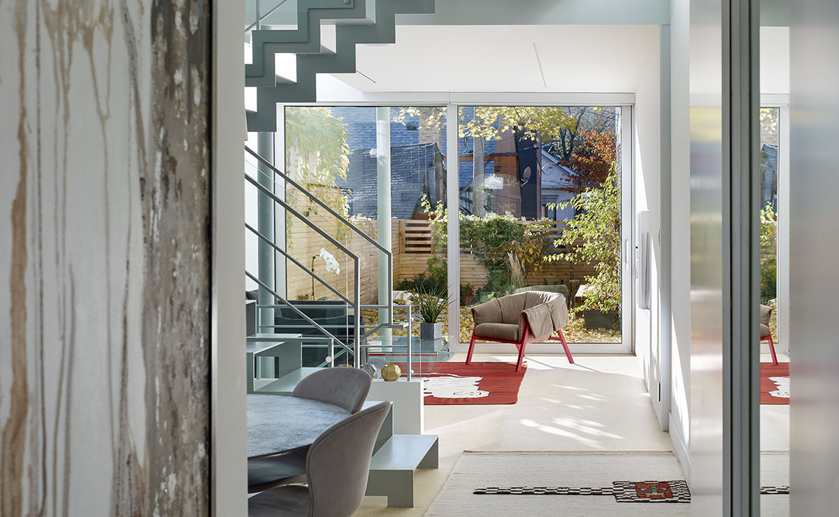 Aleph-Bau breaks Toronto’s row houses monotony with an unseen rooftop