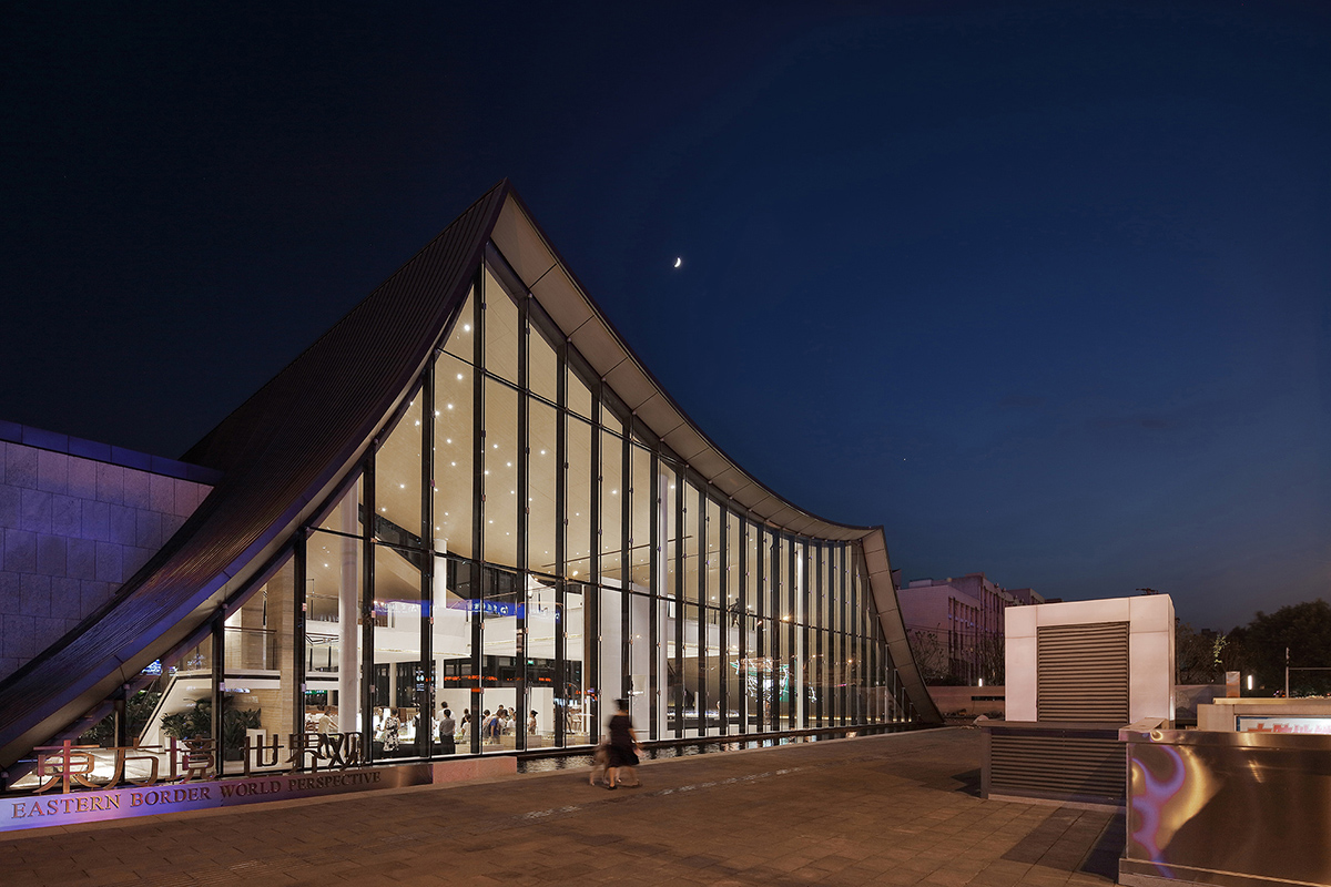 Waterfrom Design Achieved a Balance Between Historical Community Protection and a Sales Center