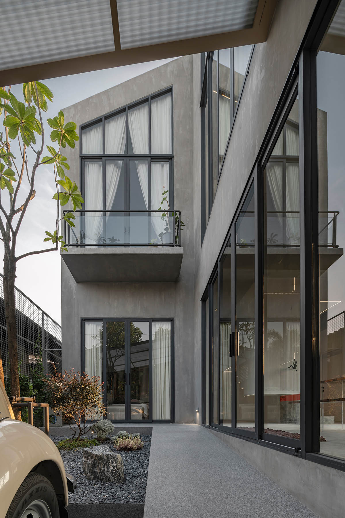 AUN Design Studio adds steel fence to private home for airy entrance in Bangkok