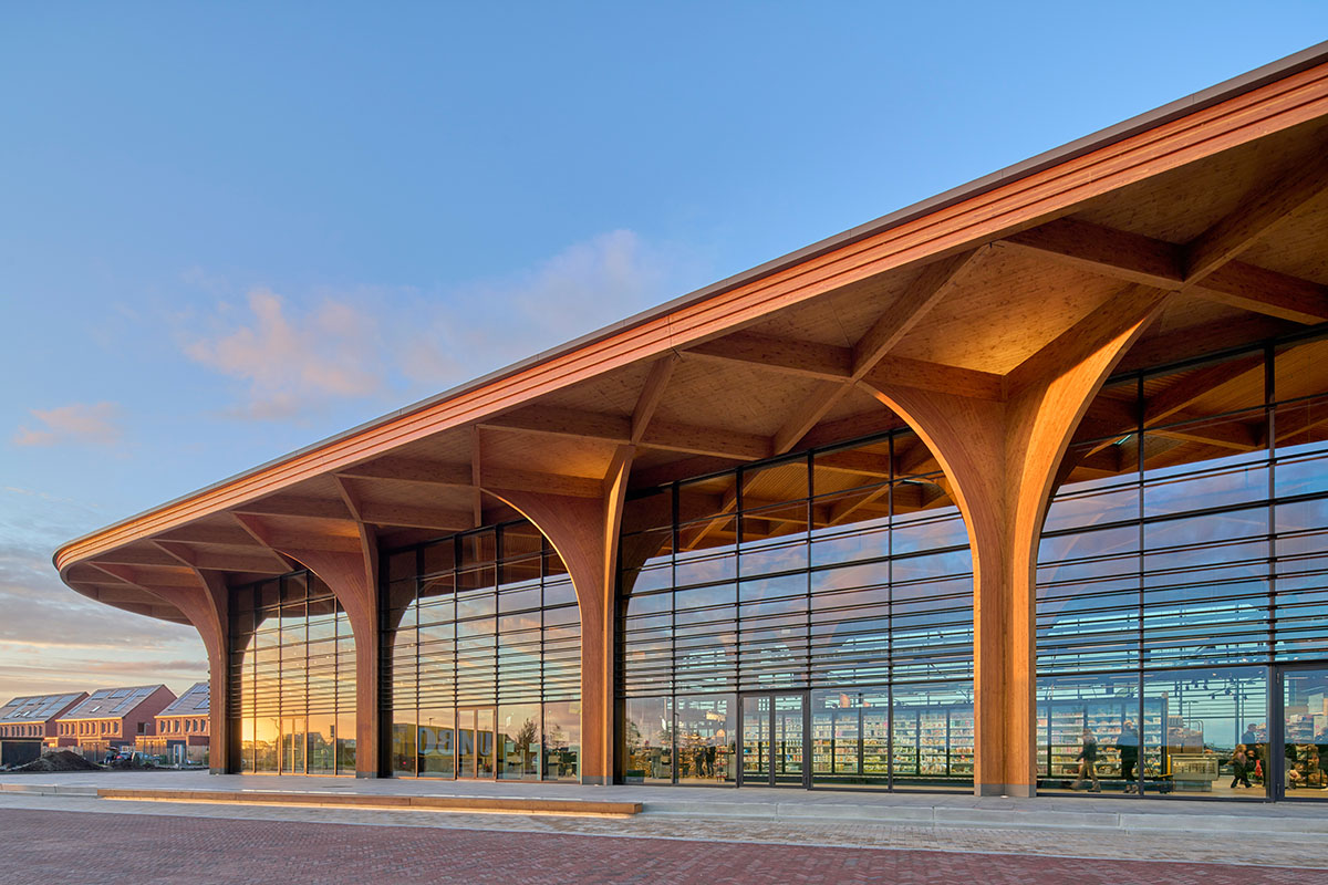 De Zwarte Hond built cathedral-like market hall with net-like wooden trusses and columns in Groningen