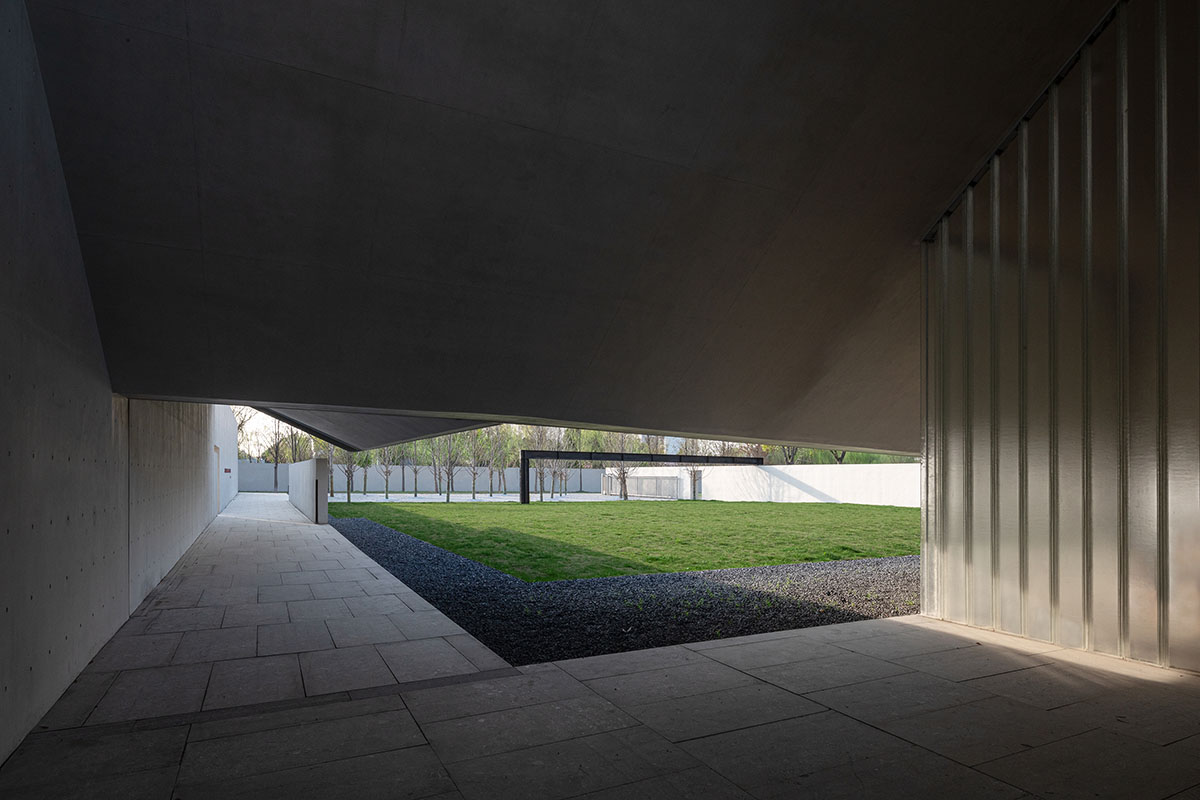 Atelier Deshaus built a memorial with enclosed walls to create a