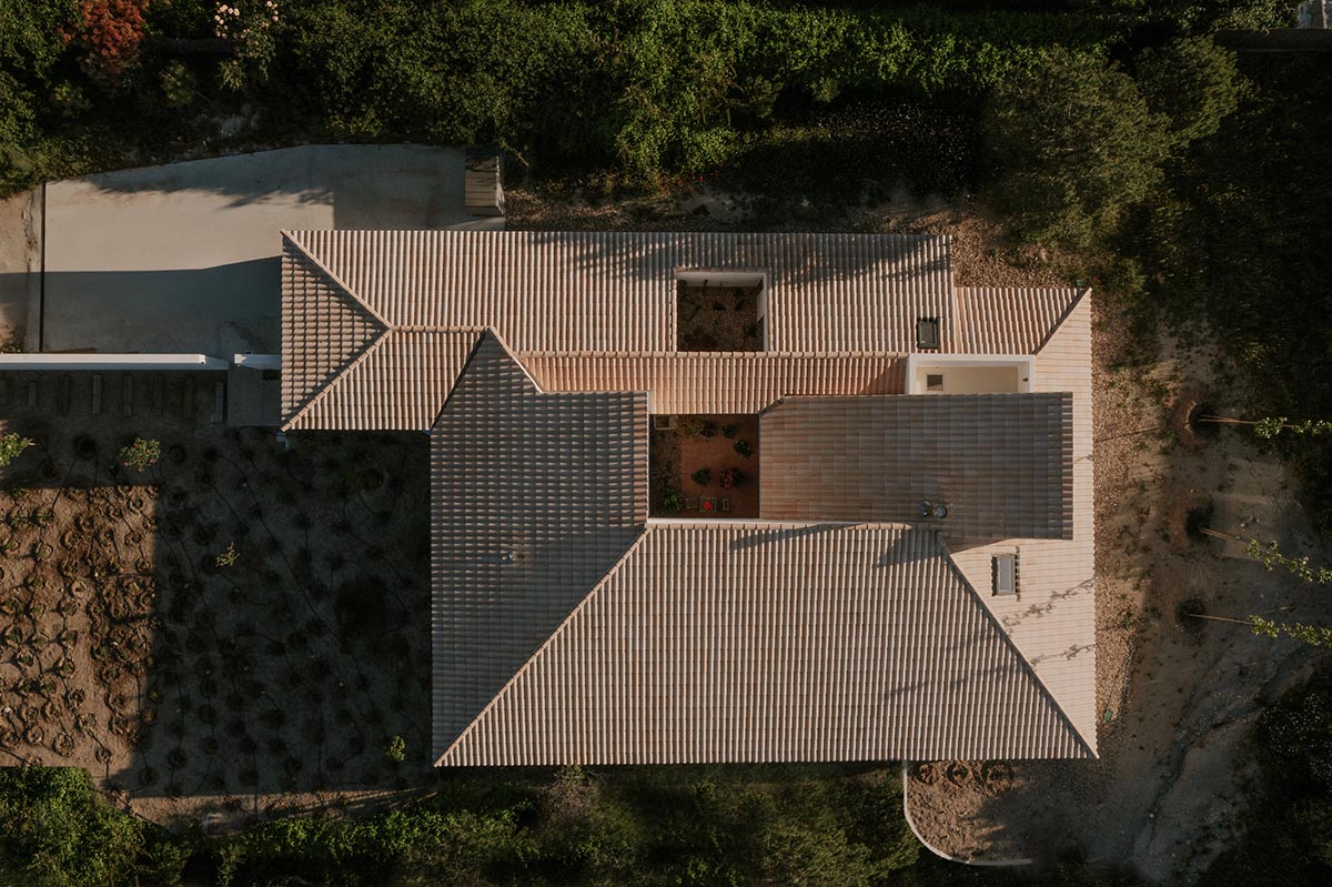 This house interacts with light and space, dimming to create a harmonious architectural experience