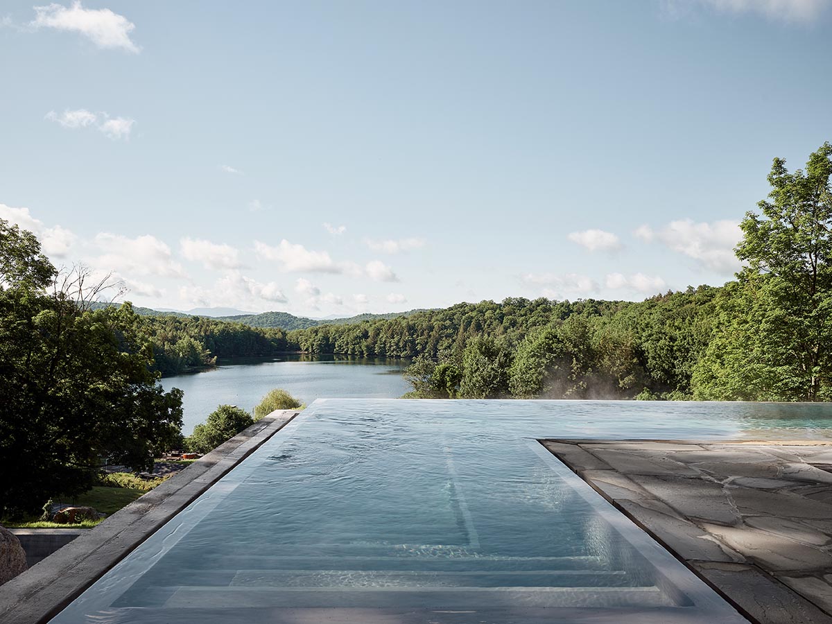 MacKay-Lyons Sweetapple Architects expands a concrete spa and thermal reserve in Quebec