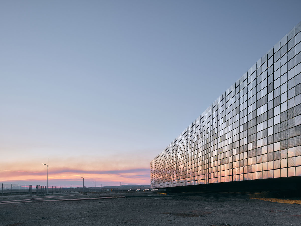 Bilgin Architects wraps control center in Türkiye with gleaming steel panels 