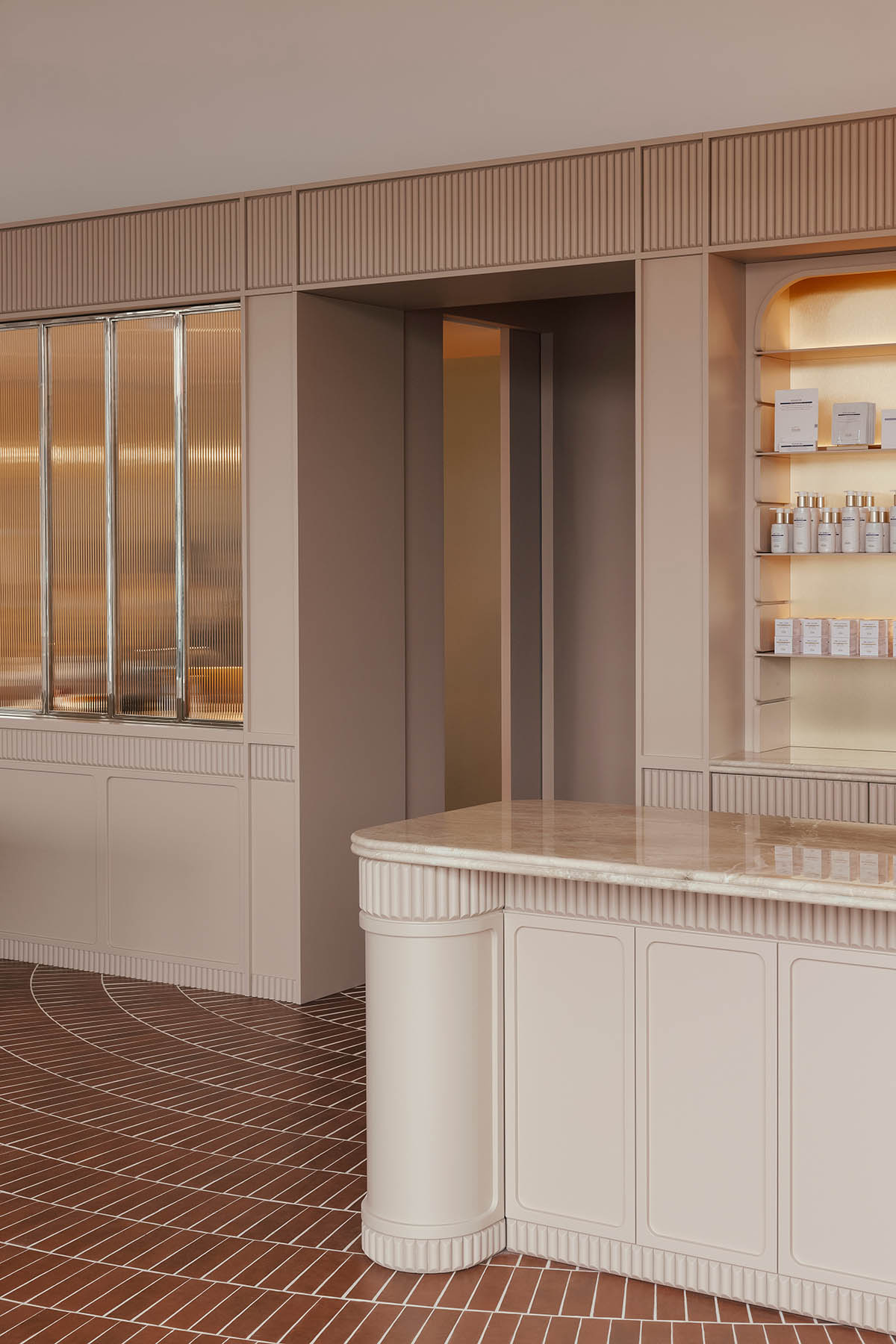 Odami enriches the interiors of a beauty shop with rounded, bevelled details, and pinkish hues