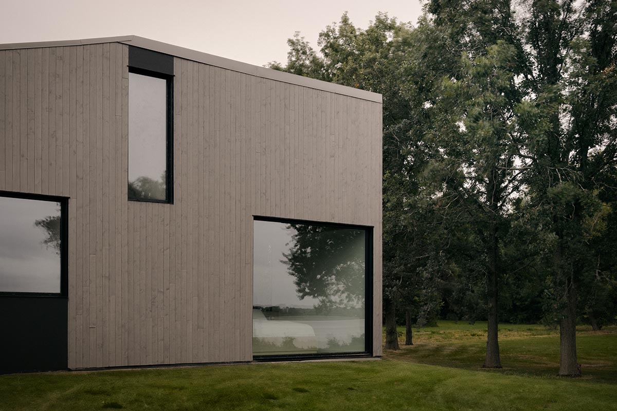 South Bay House portrays its mesmerizing surroundings with spacious windows in Ontario