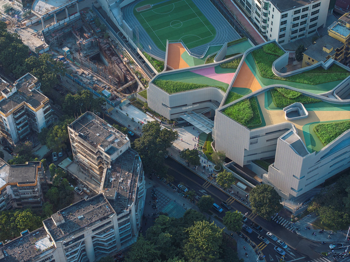 The school features large cracked slabs that serve as walls in the center of Shenzhen city