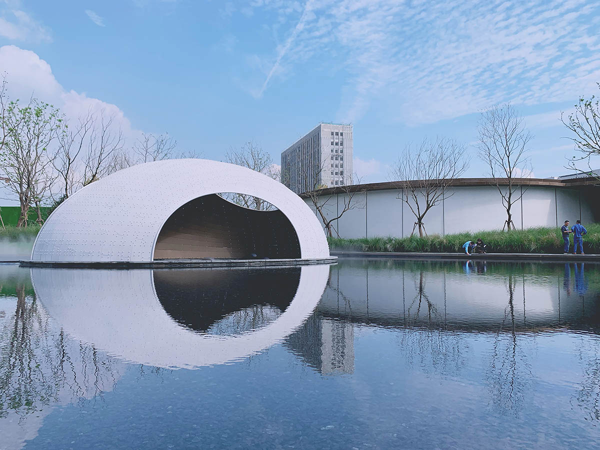   A thin-shell pavilion inspired by the bionic weaving appearance of birds' nests sits on a pool 