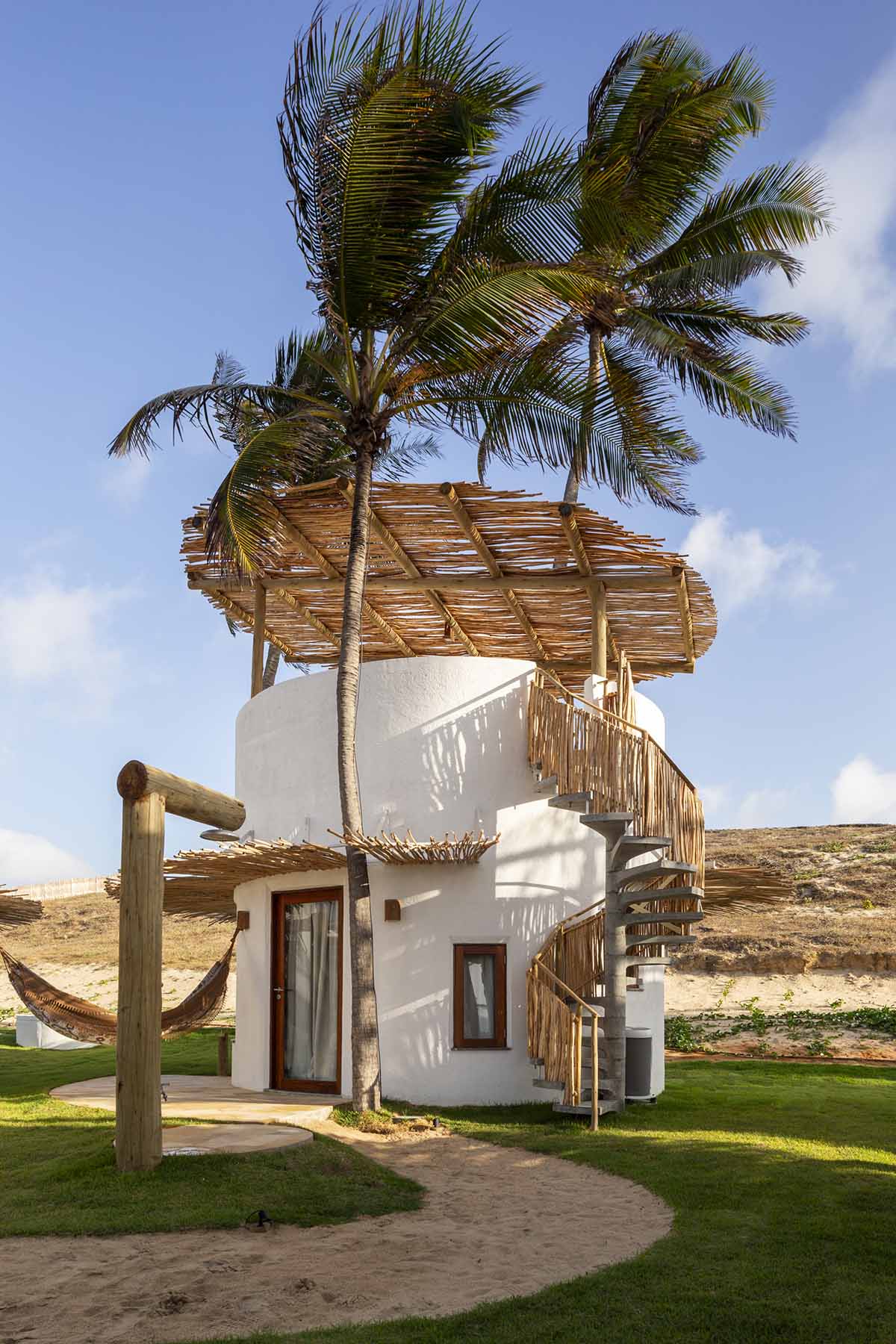 Lins Arquitetos Associados built village comprised of circular chalets overlooking coconut groves 