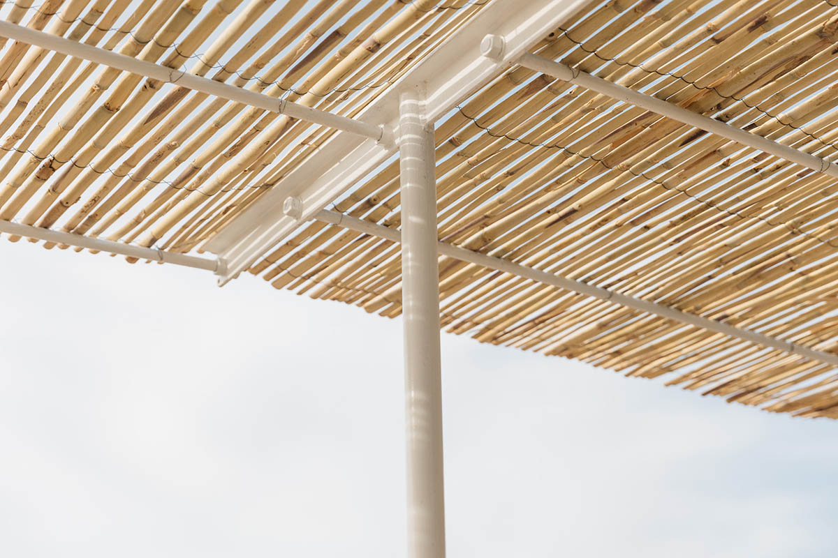 Ignacio de la Vega and Pilar Cano-Lasso create T-shaped cabin framing views from the Mediterranean