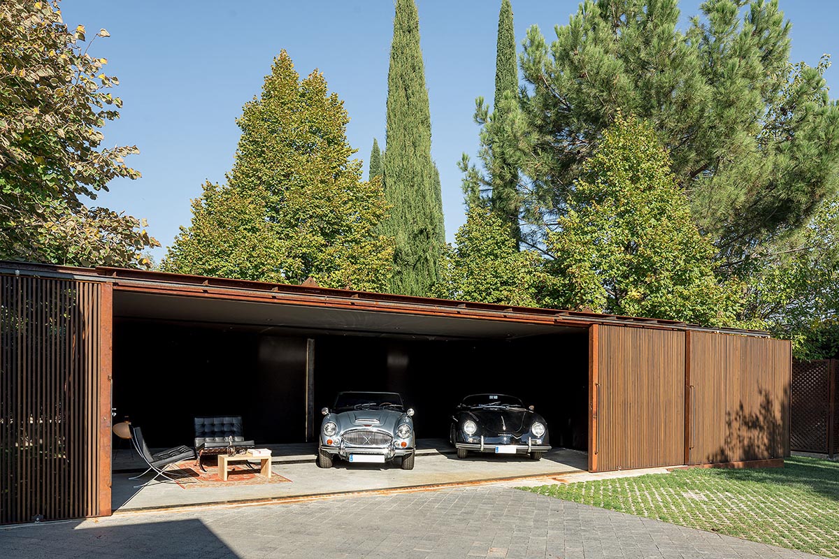 Living with garage: delaVegaCanolasso unites living space and garage within a corten steel stage