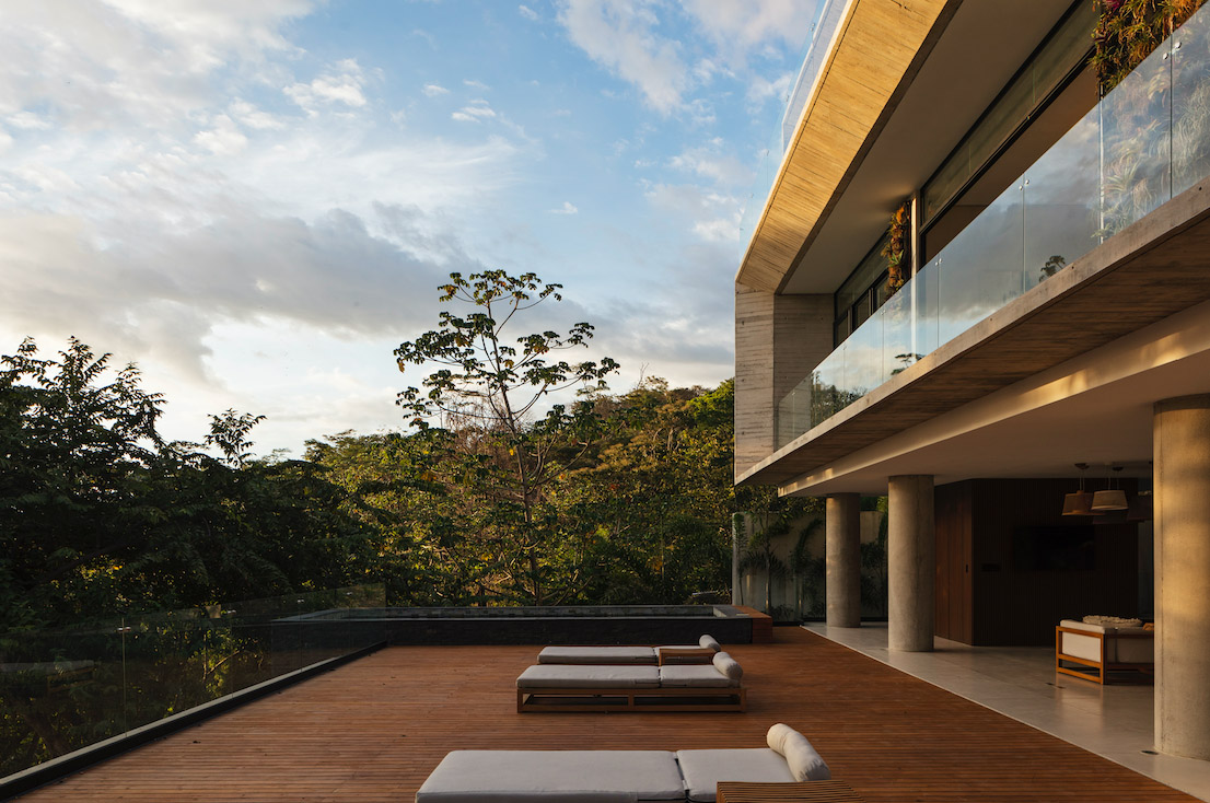 VOID completes Guarumo Residence with staggered volumes in Costa Rican tropical landscape 