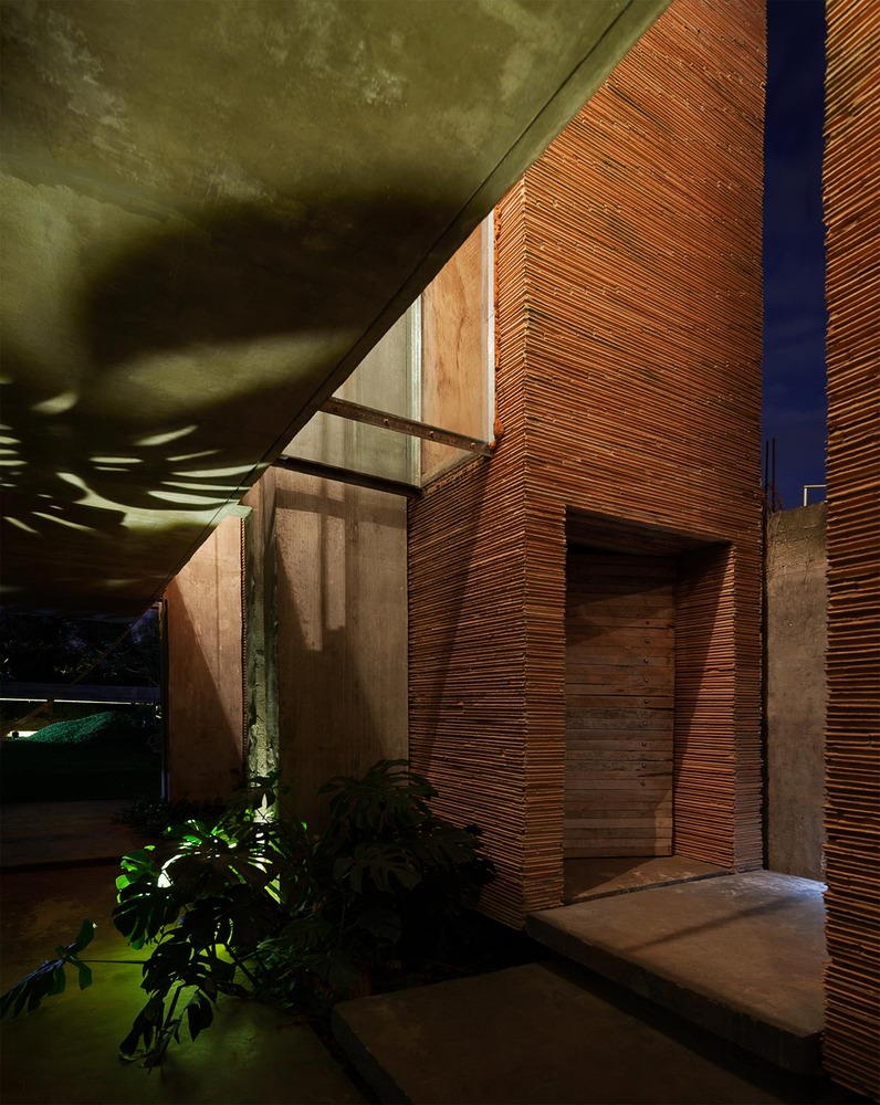 TDA uses mega cantilevered concrete block as a roof and social gallery for a house in Paraguay