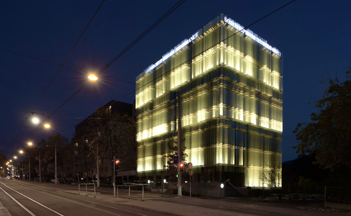 Giovanni Vaccarini wraps SPG Headquarters with countless glass fins, placed perpendicular to facade