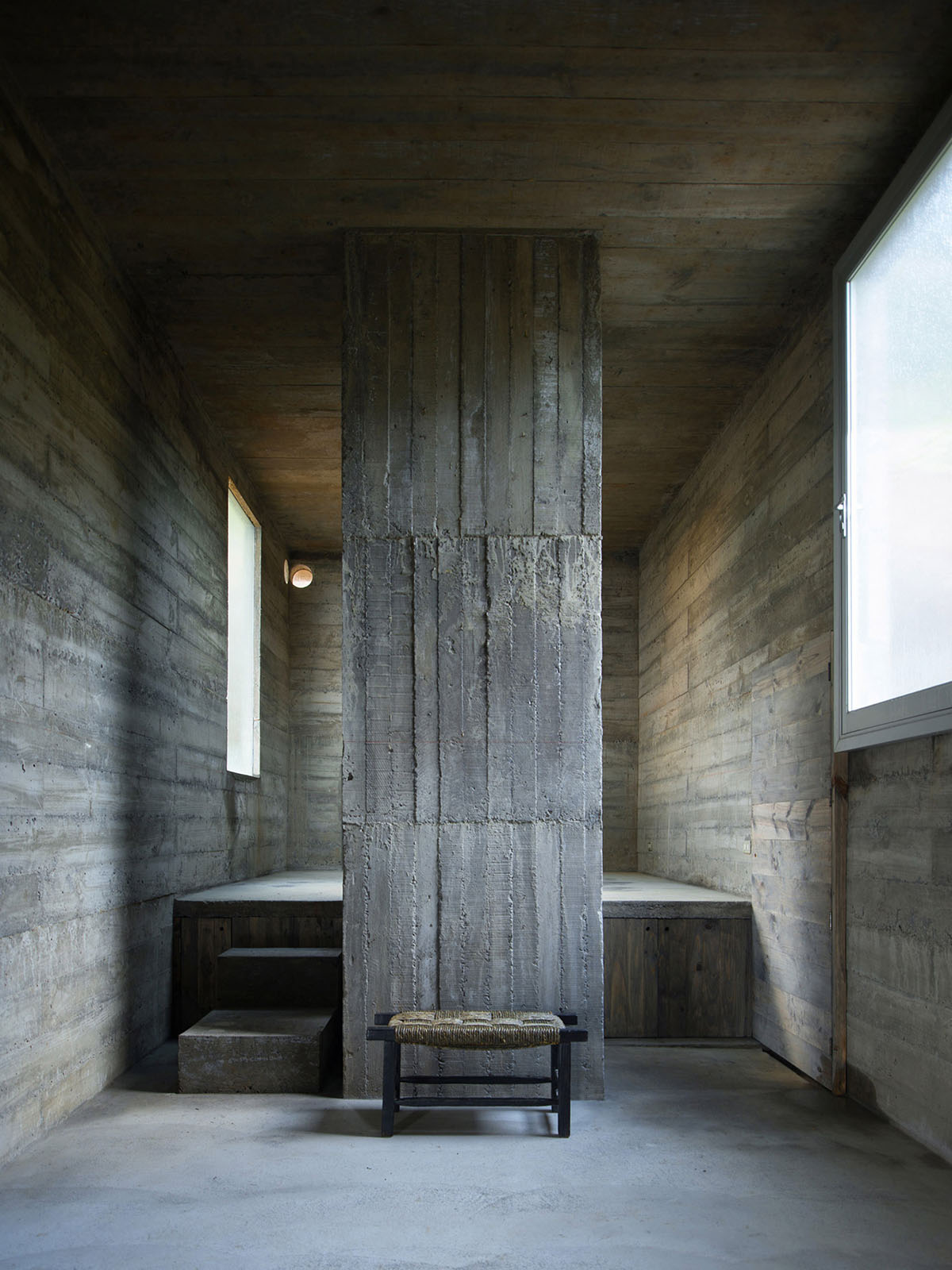 Pezo von Ellrichshausen anchors this concrete block to a cliff of Chile's Coliumo Peninsula