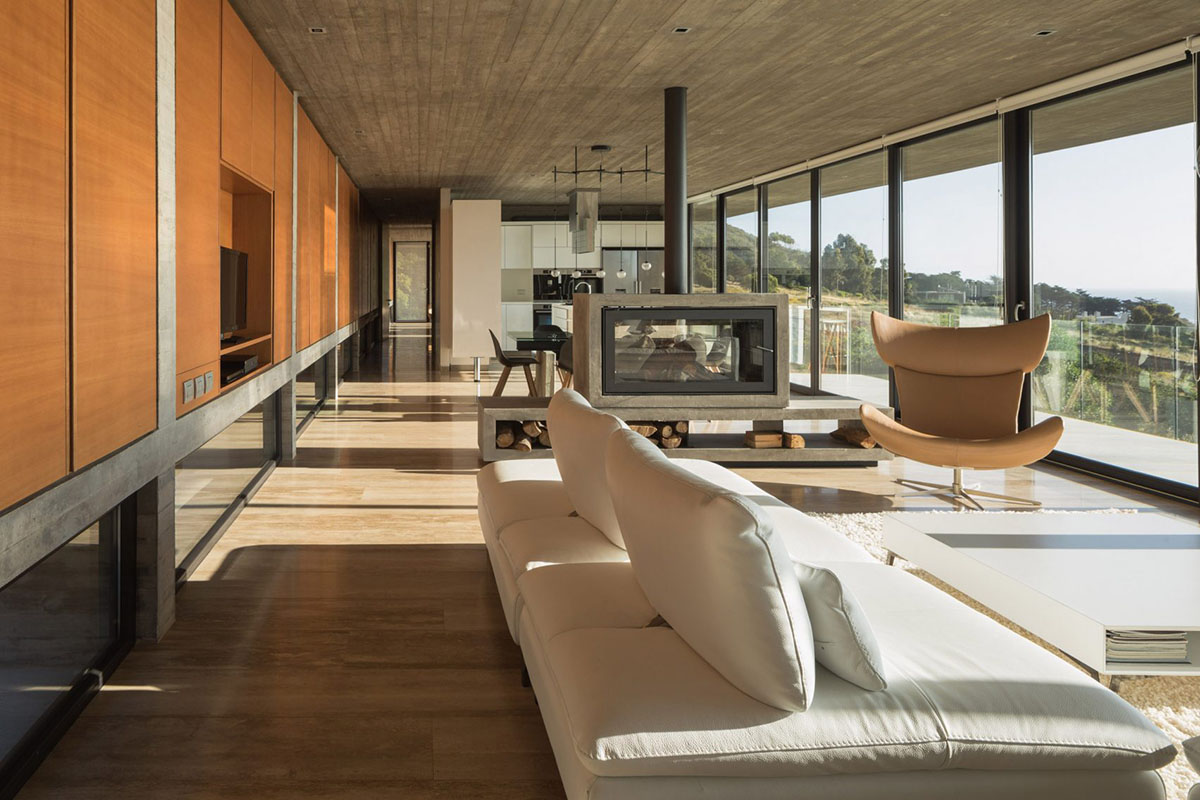 Felipe Assadi Arquitectos completes elongated house with protruding volumes in Chilean landscape