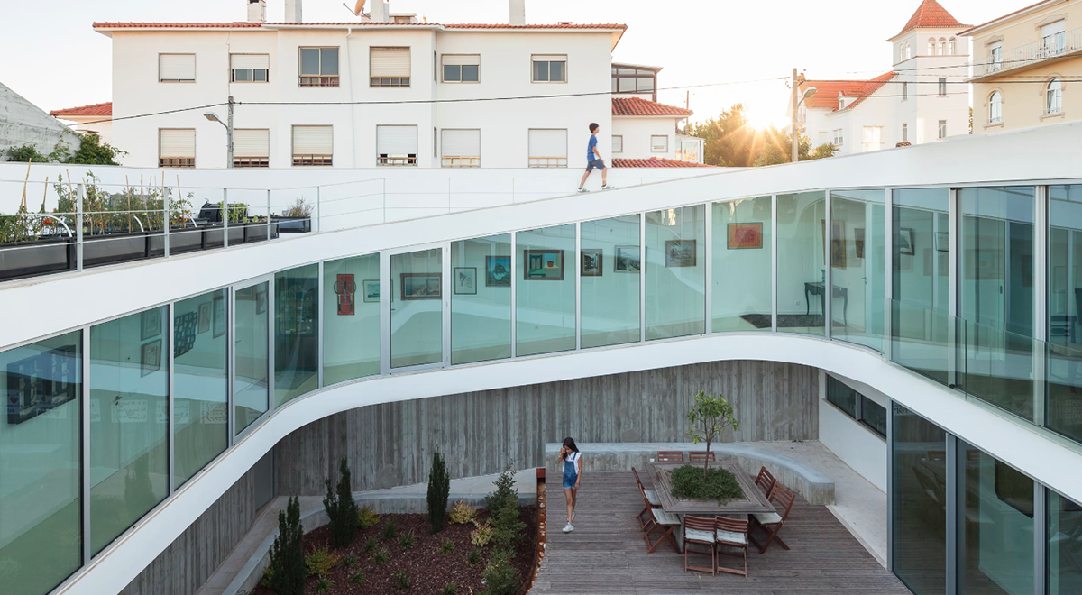 Antonio Costa Lima designs continuous inner gallery in Portugese house to overcome windowless fa&ccedil;ade