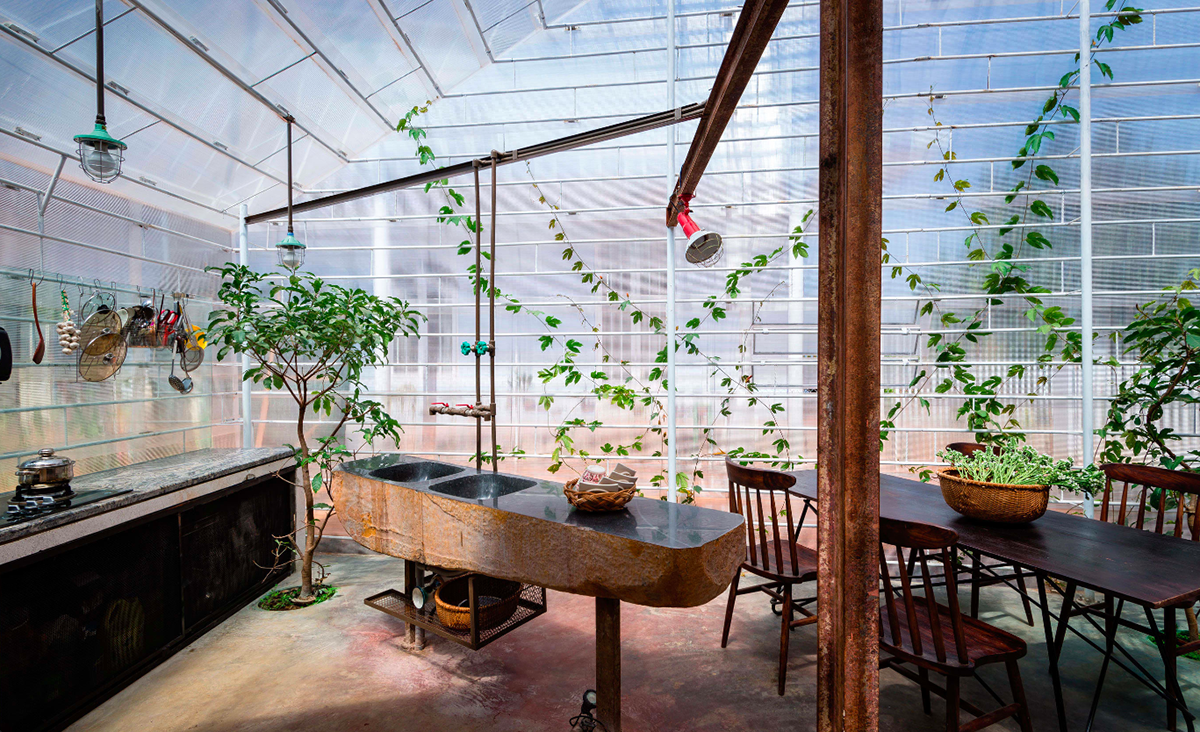 Atelier.tho.A renovated an unused house with translucent skin in Vietnam