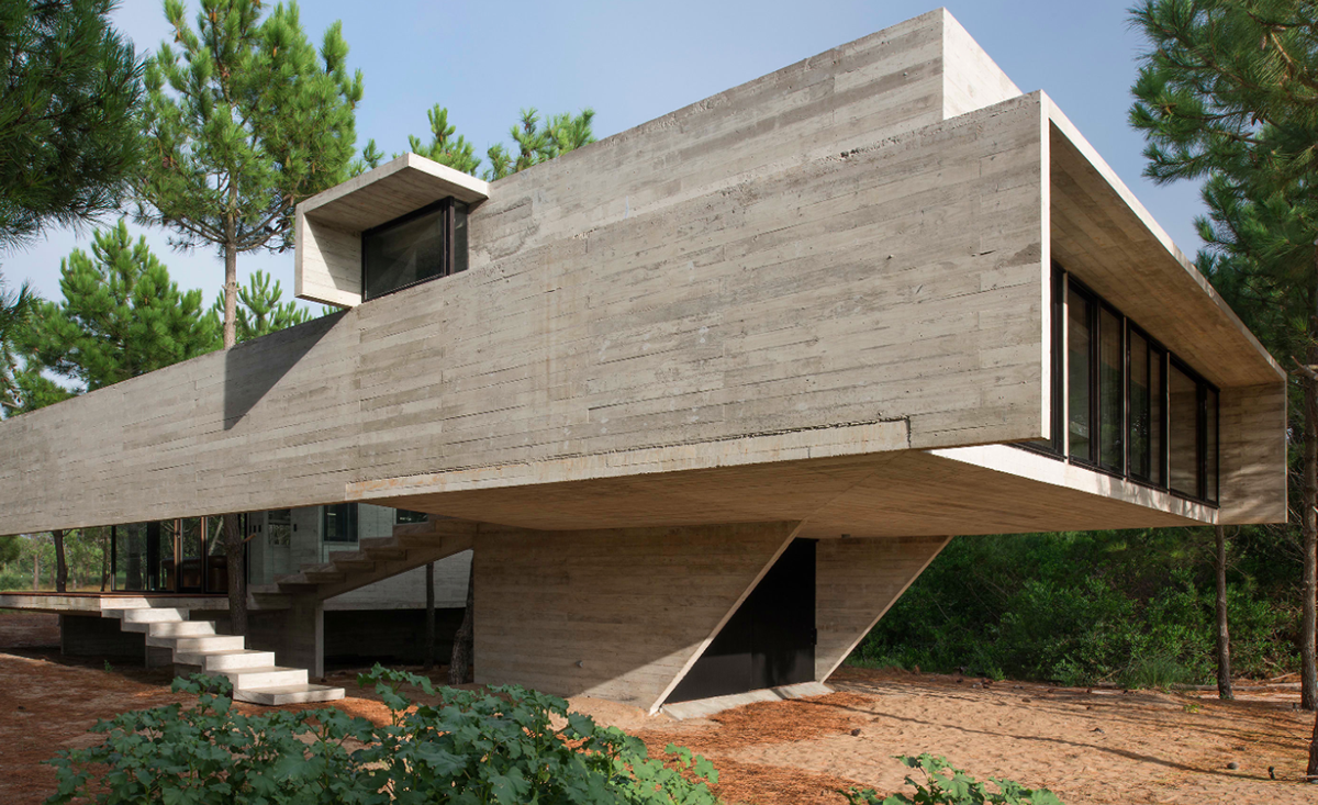 Partially open S+J family house by Luciano Kruk placed in the pine forest of Costa Esmeralda