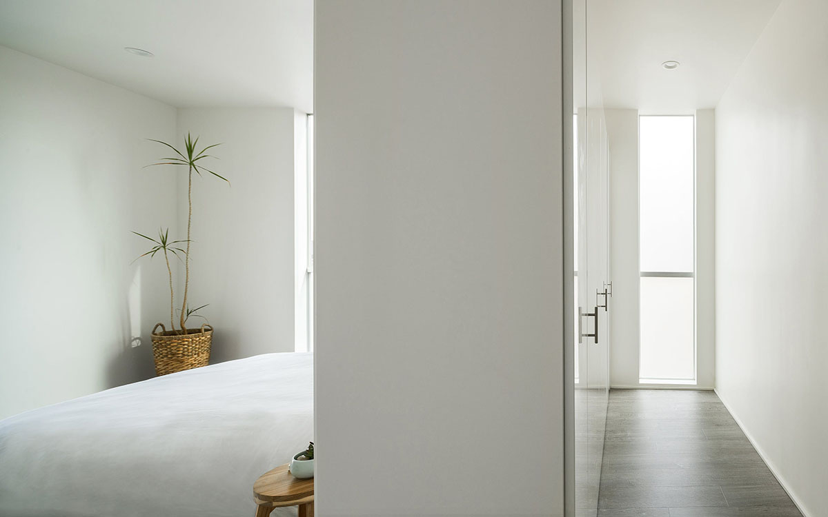 LOHA slightly pushes four sides of this apartment inward to adapt to its tight plot in Los Angeles