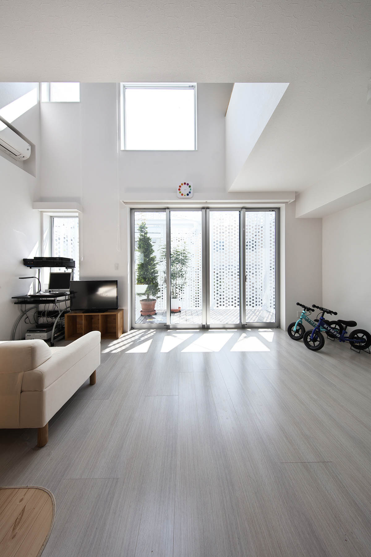 HMAA expands Minami-Azabu apartment with cantilevered volumes in a narrow site