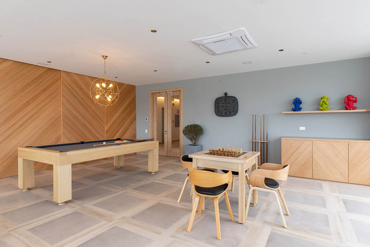 Carlos Zapata completes Unique tower with curved glass skin in Quito