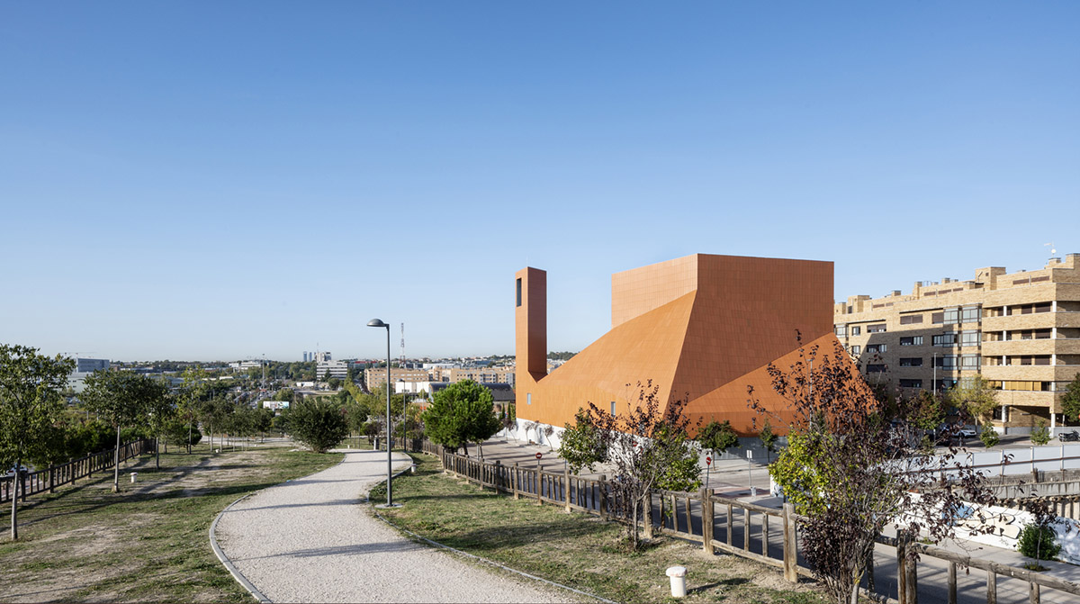 Ramón Fernández-Alonso built church complex with inclined surfaces dressed by warm colors in Madrid