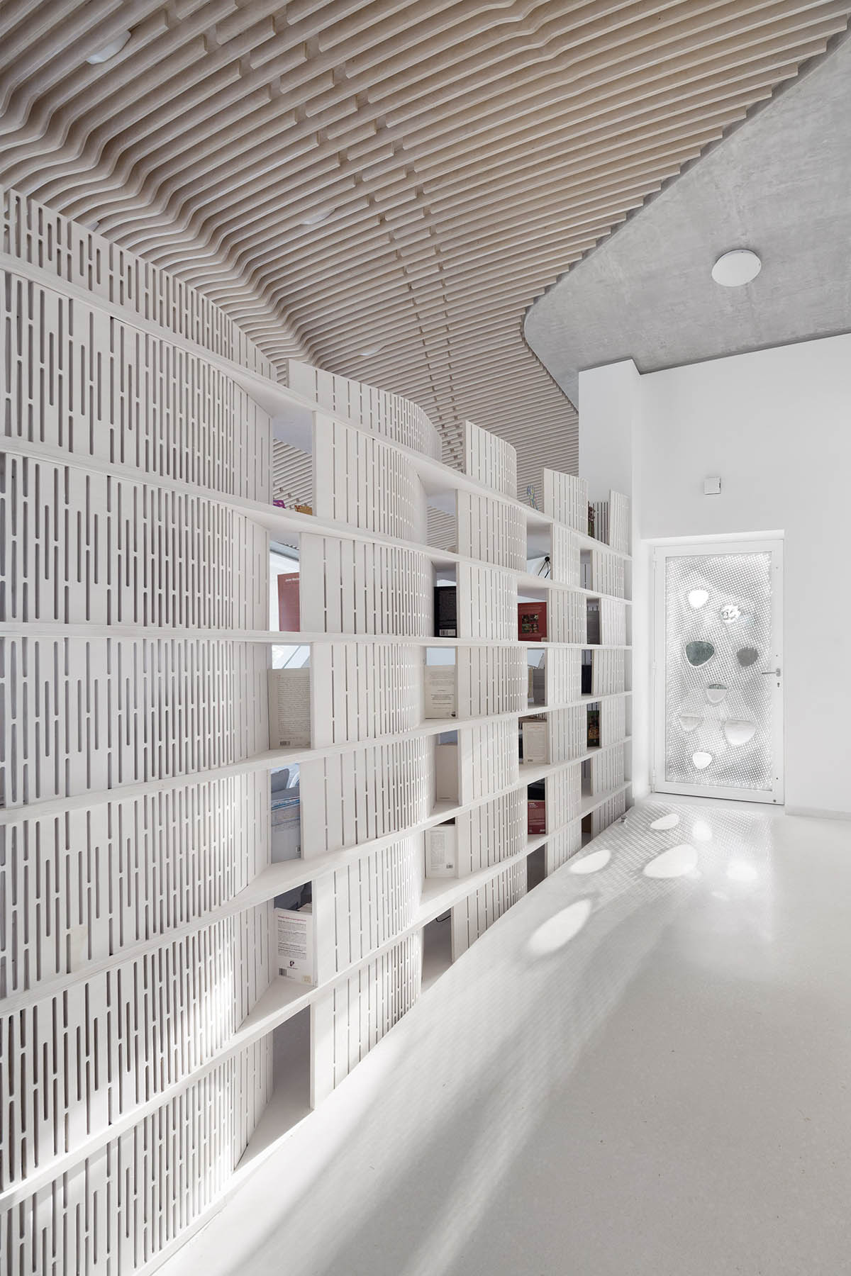 Ypsilon summer house embedded in landscape overlooking Peloponnese’s olive grove