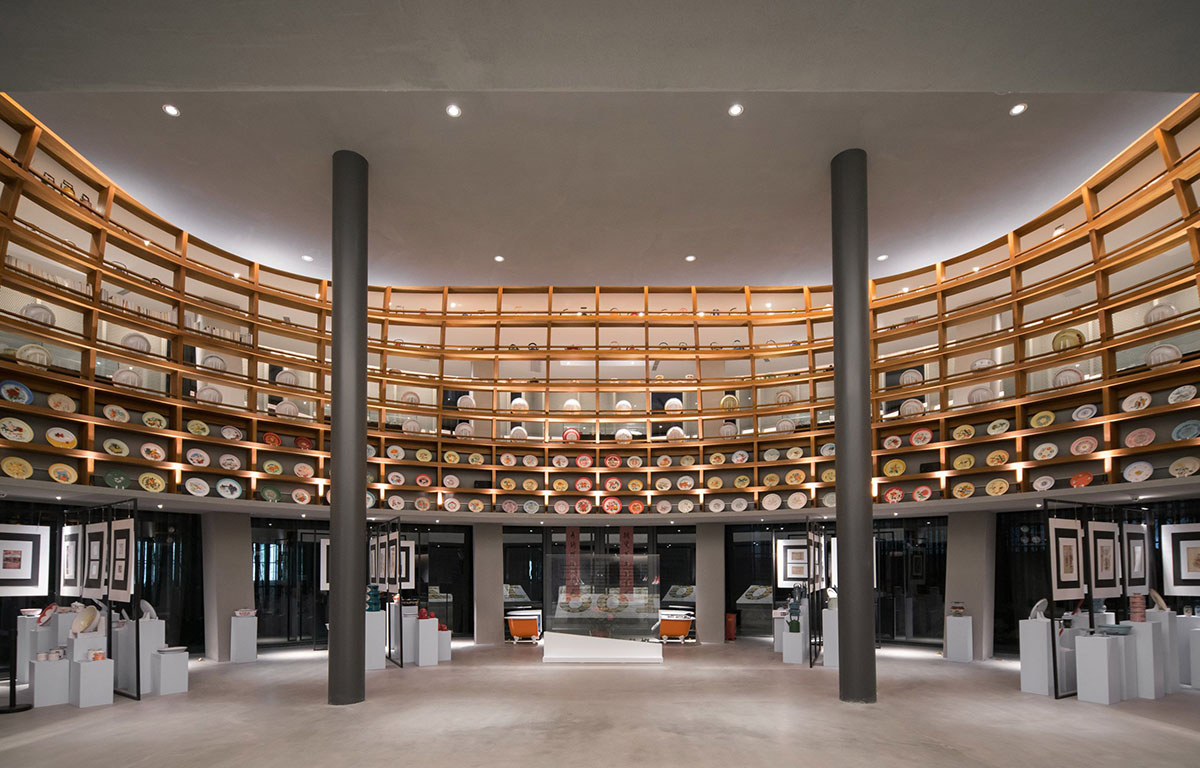 An Art Museum veiled by pleated aluminium panels creates mysticism between inside and outside