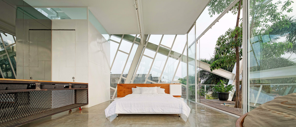 CG Loft House pretending seemingly to fall down acts as antithesis of classic Jakarta houses