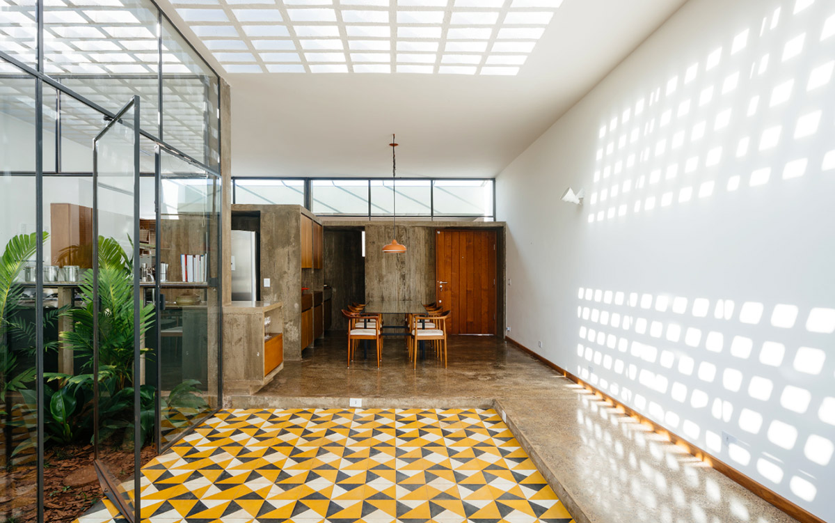 V&atilde;o designed recessed volumes and leaning red wall to offer flexible spaces for this Brazilian house