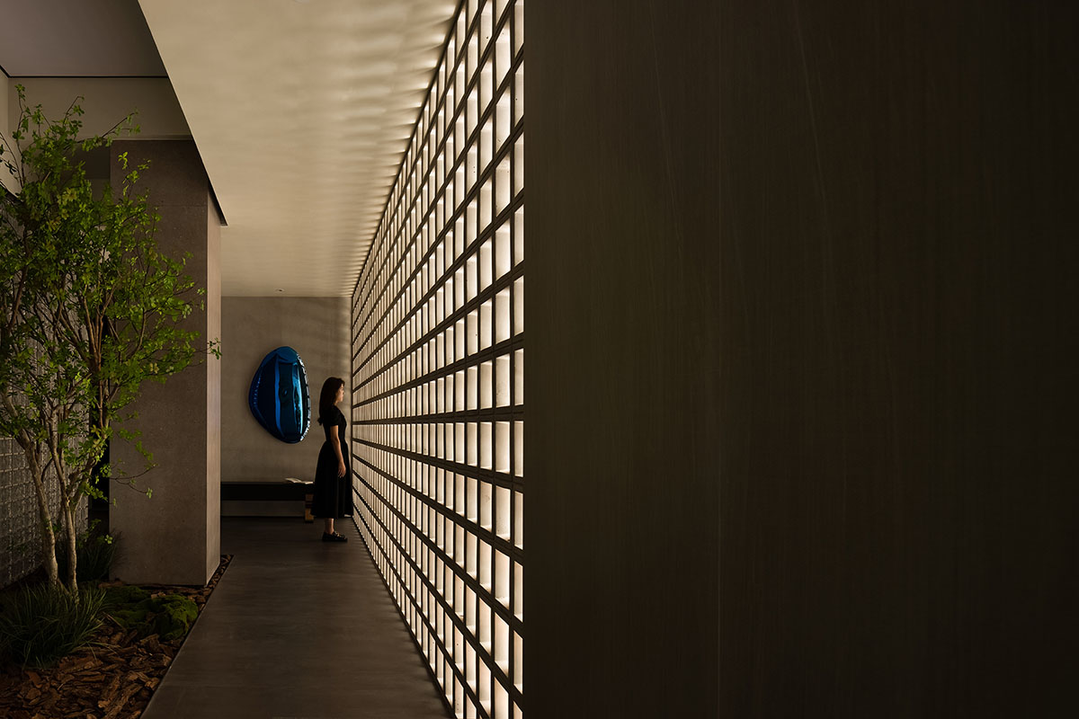 Curved walls and cave-like holes form I.T CERAMICHE Headquarters by Foshan Topway Design