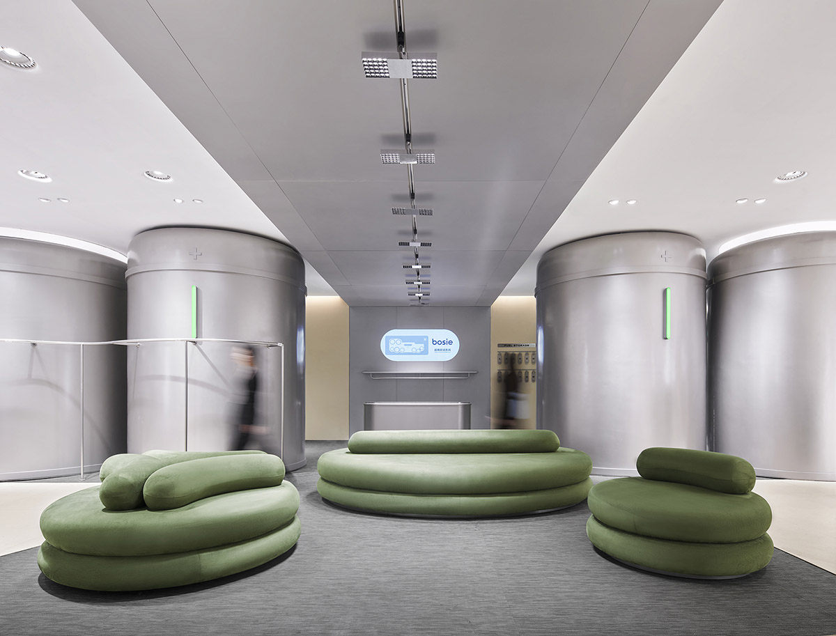 Leaping Creative creates spaceship-like store with tech-integrated elements in Shanghai 