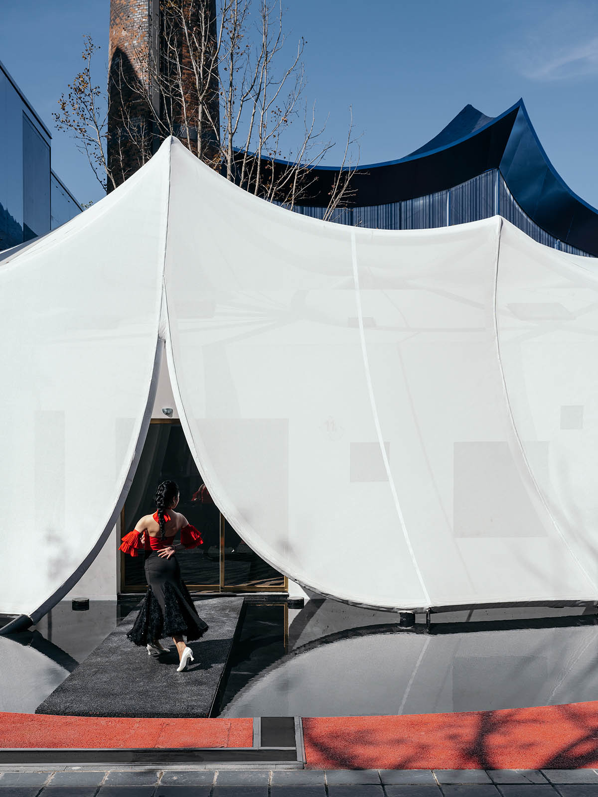 Wutopia Lab converts old roof-covered stockyard and duty room into wave-shaped community hub
