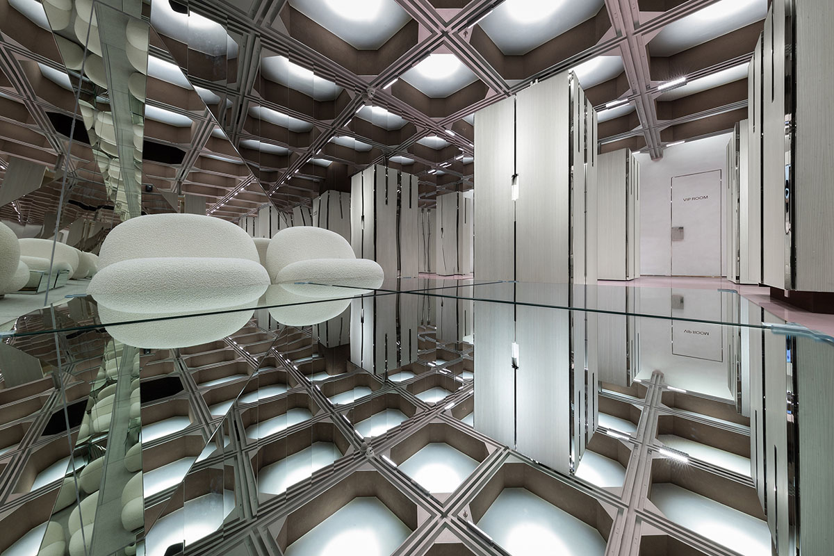 Interiors of boutique feature changeable structural systems generating different catwalk routes