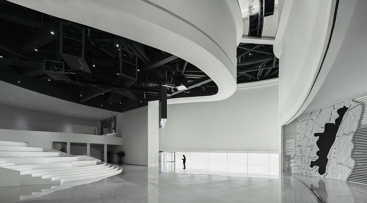 Three curved walls intersect each other to create exhibition center by Tanghua Architects 